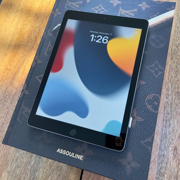 Apple iPad 5th Gen 128GB Wi-Fi 9.7in Space Gray w/ iOS 16 Installed - Picture 2 of 6